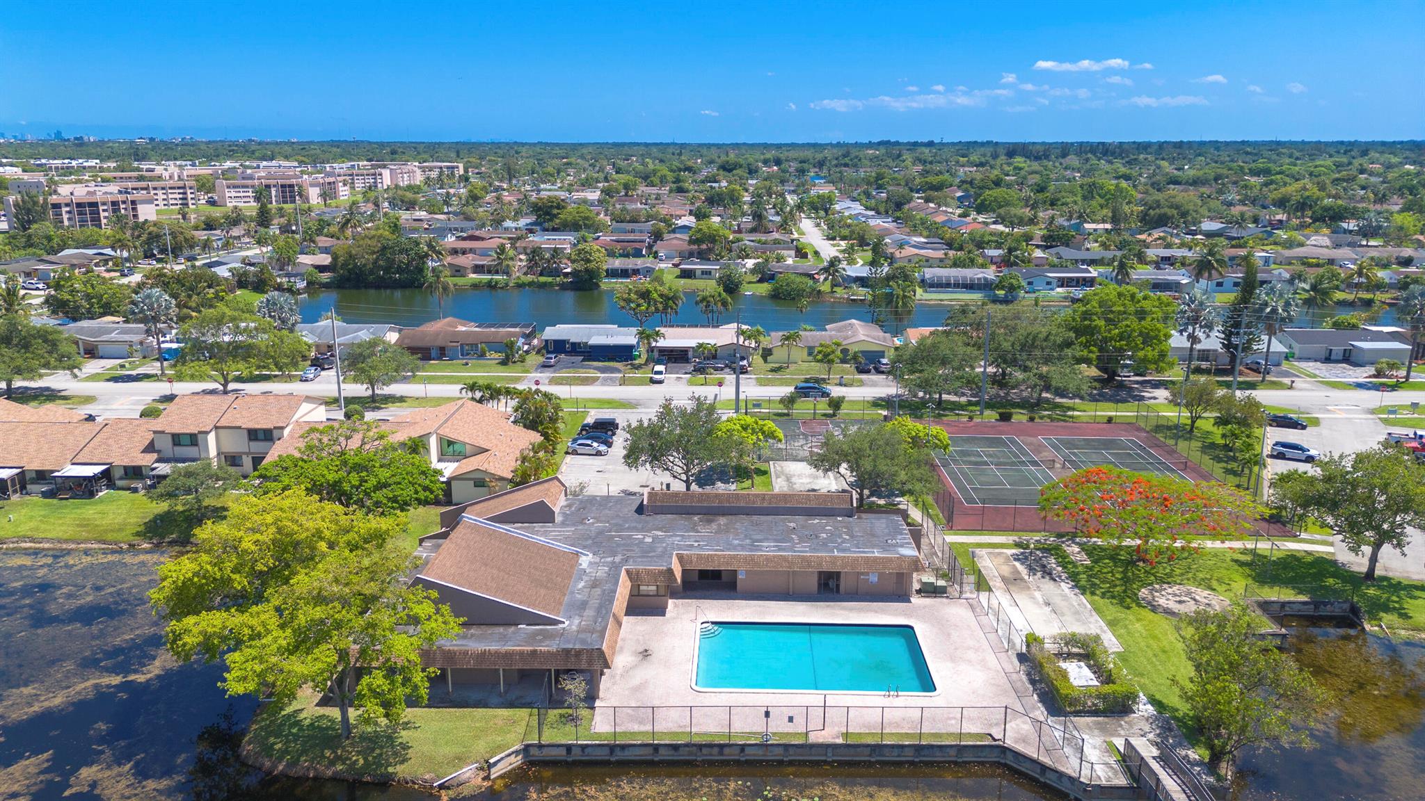COUNTRY SQUIRE TOWNHOMES - Residential