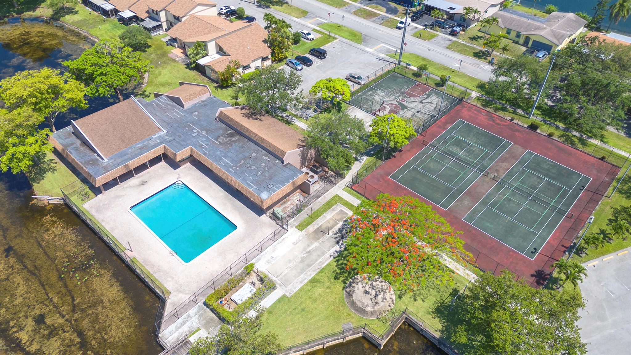 COUNTRY SQUIRE TOWNHOMES - Residential