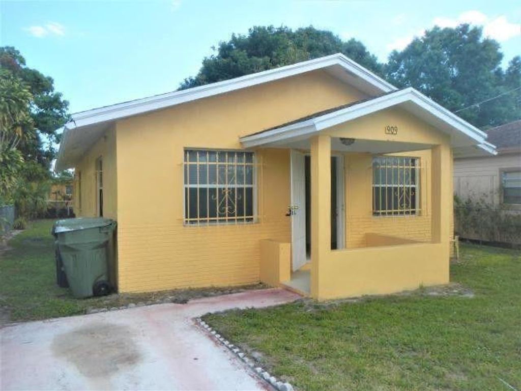Photo of 909 SE Nassau Avenue, Stuart, FL 34994 (MLS # R11055889)