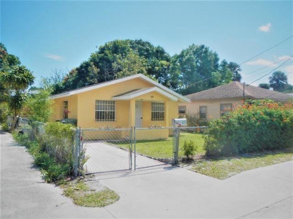 Photo of 909 SE Nassau Avenue, Stuart, FL 34994 (MLS # R11055889)