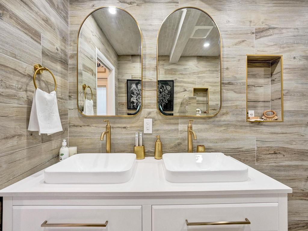 LAKE COVE IN - Residential