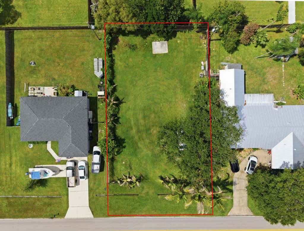 Photo of 719 SE Thornhill Drive, Port Saint Lucie, FL 34983 (MLS # B26054204)