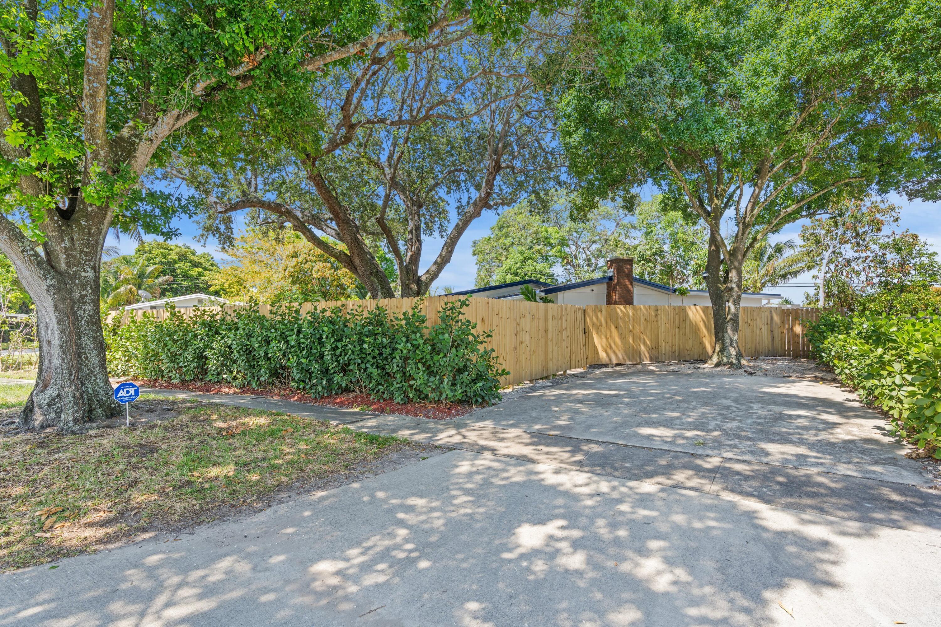 LAUDERDALE VILLAS - Residential