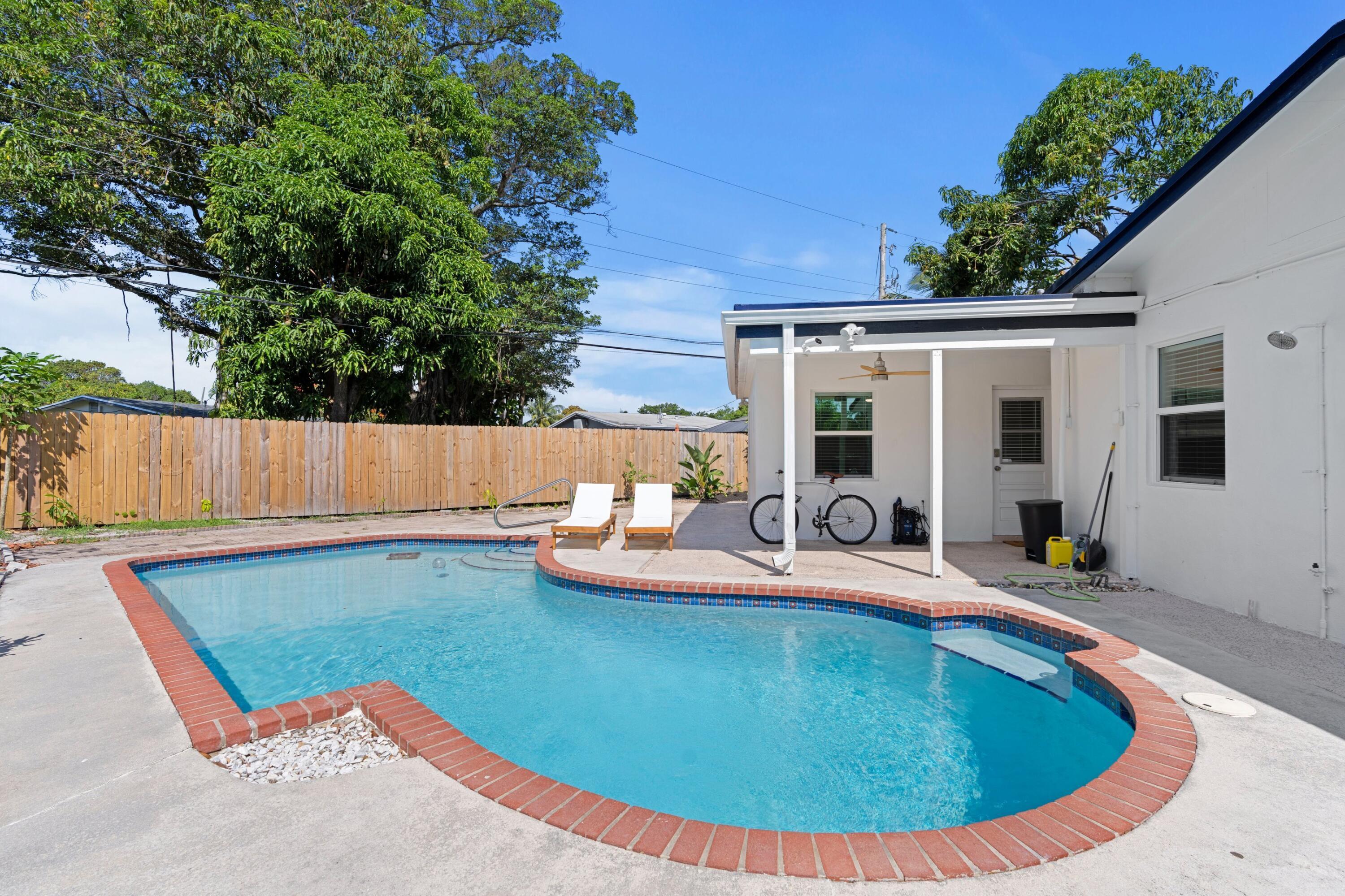 LAUDERDALE VILLAS - Residential