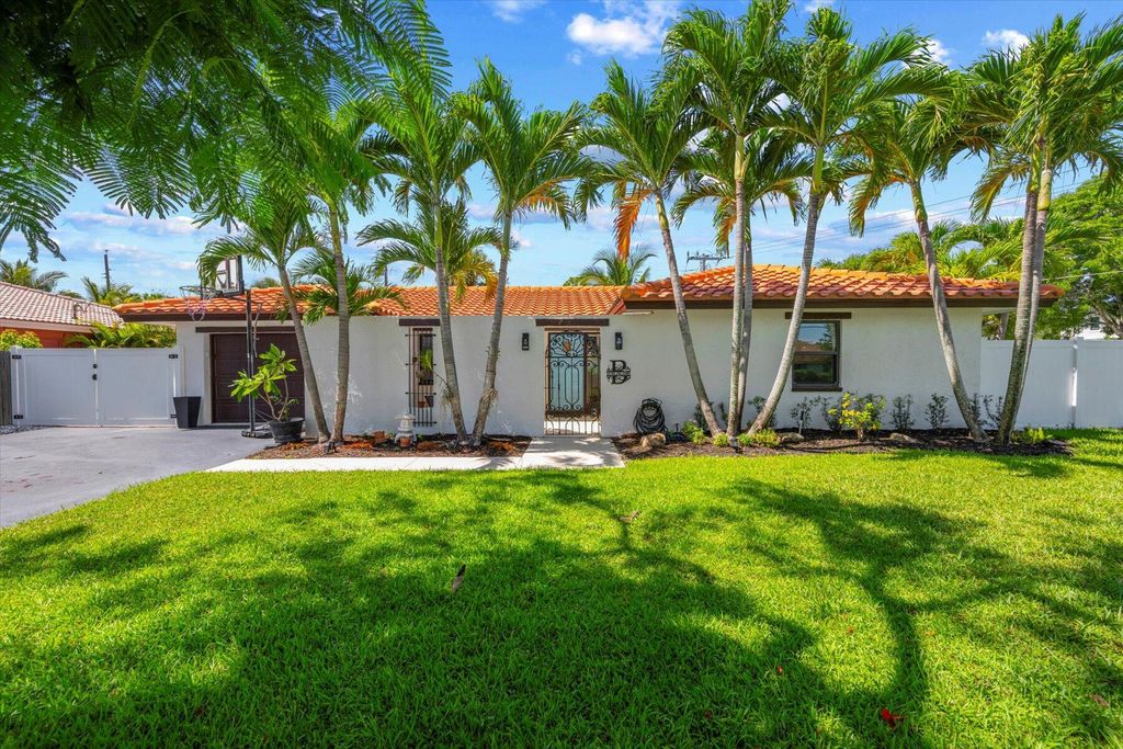 Photo of 310 Fairway N, Tequesta, FL 33469 (MLS # R10998911)