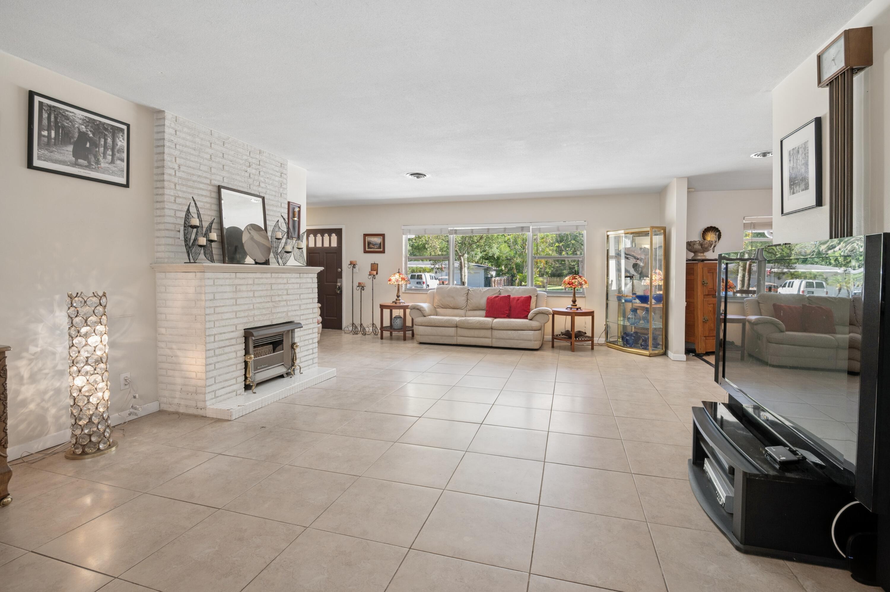 COUNTRY CLUB ESTATES UNIT - Residential
