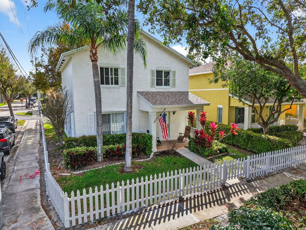 Photo of 510 S Broadway St, Lantana, FL 33462 (MLS # B26001708)
