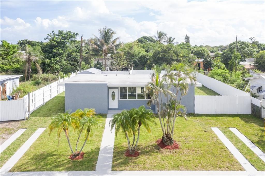 Photo of 3920 Pensacola Dr, Lake Worth Beach, FL 33462 (MLS # F10303255)