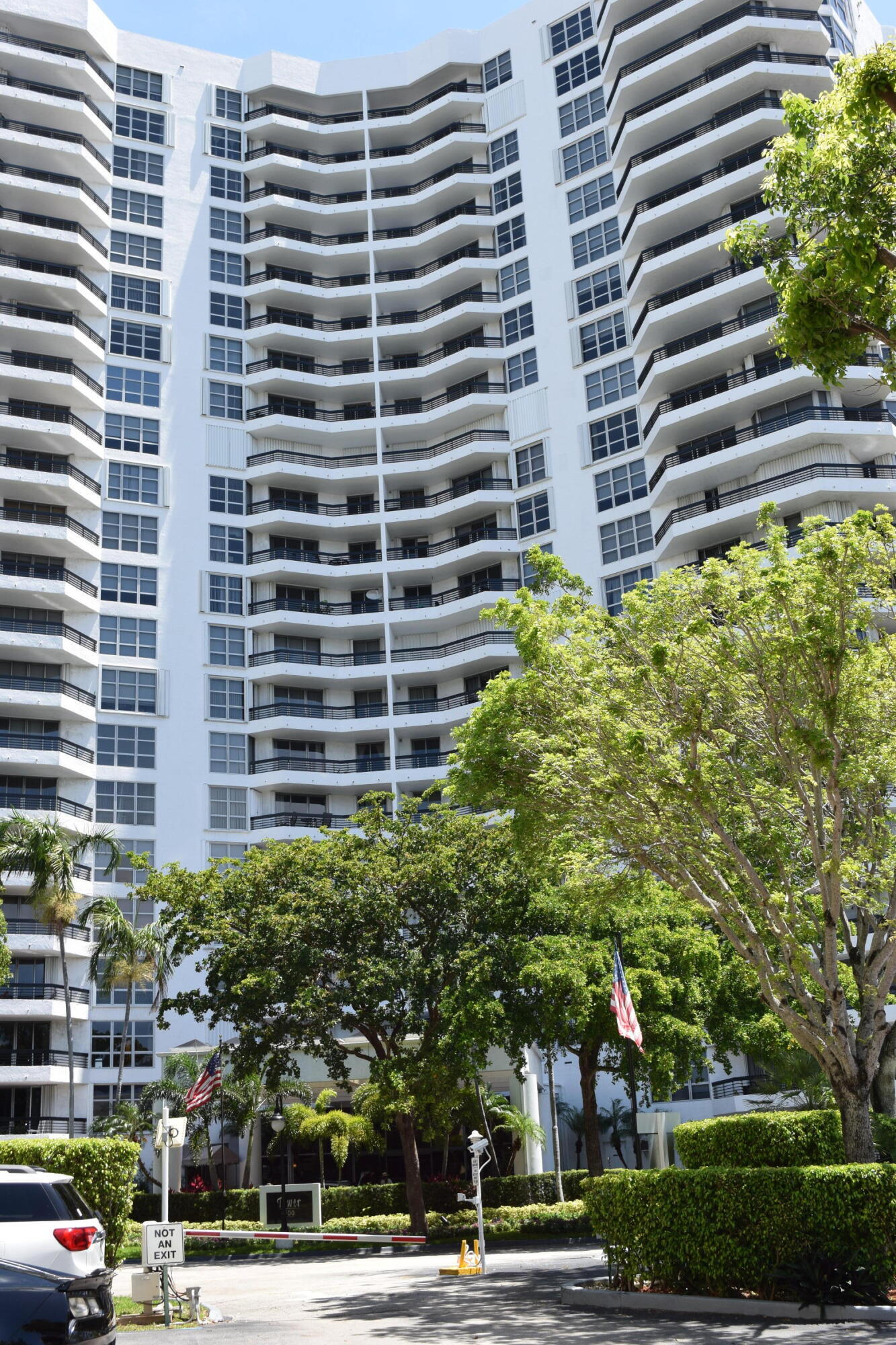MYSTIC POINTE TOWER 600 CONDO - Residential