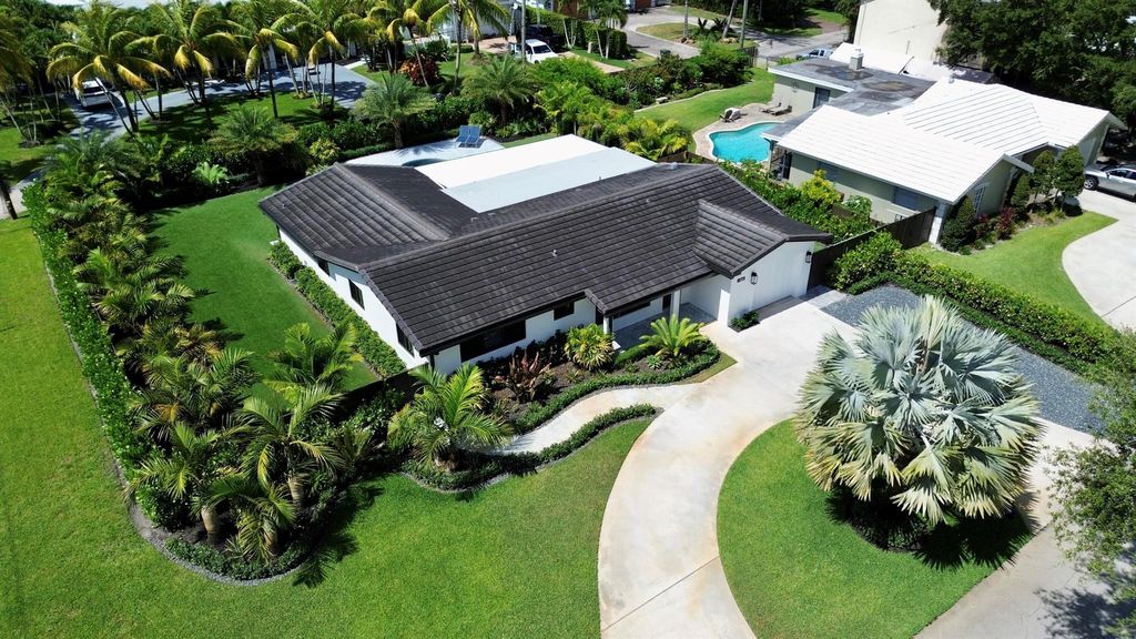 Photo of 910 SW 21st Street, Boca Raton, FL 33486 (MLS # R11102457)