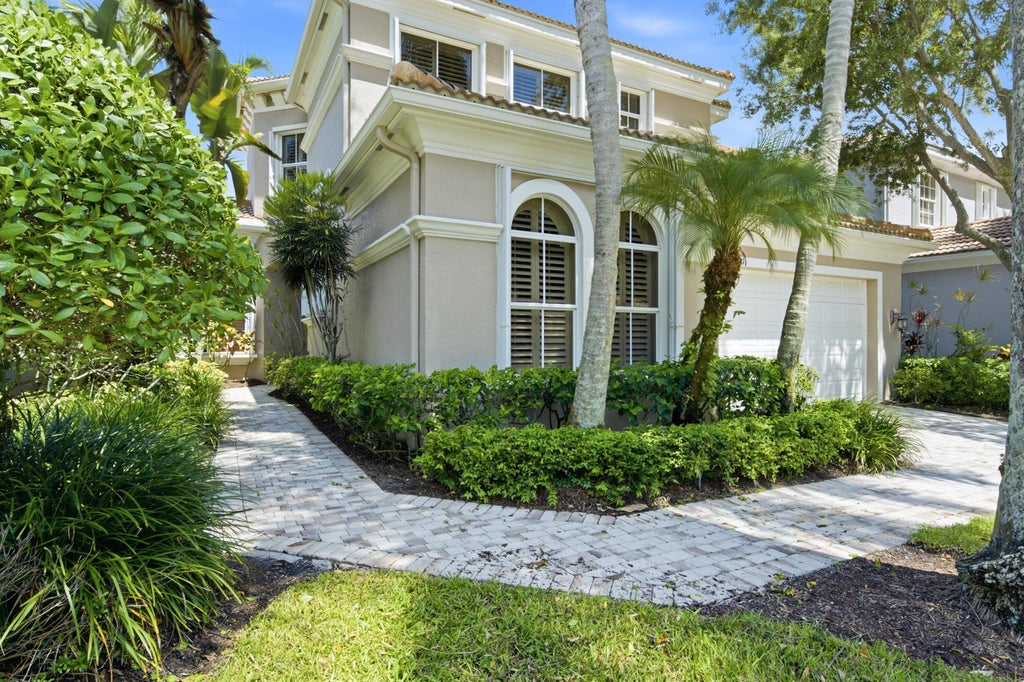 Photo of 136 ANDALUSIA Way, Palm Beach Gardens, FL 33418 (MLS # B26057050)