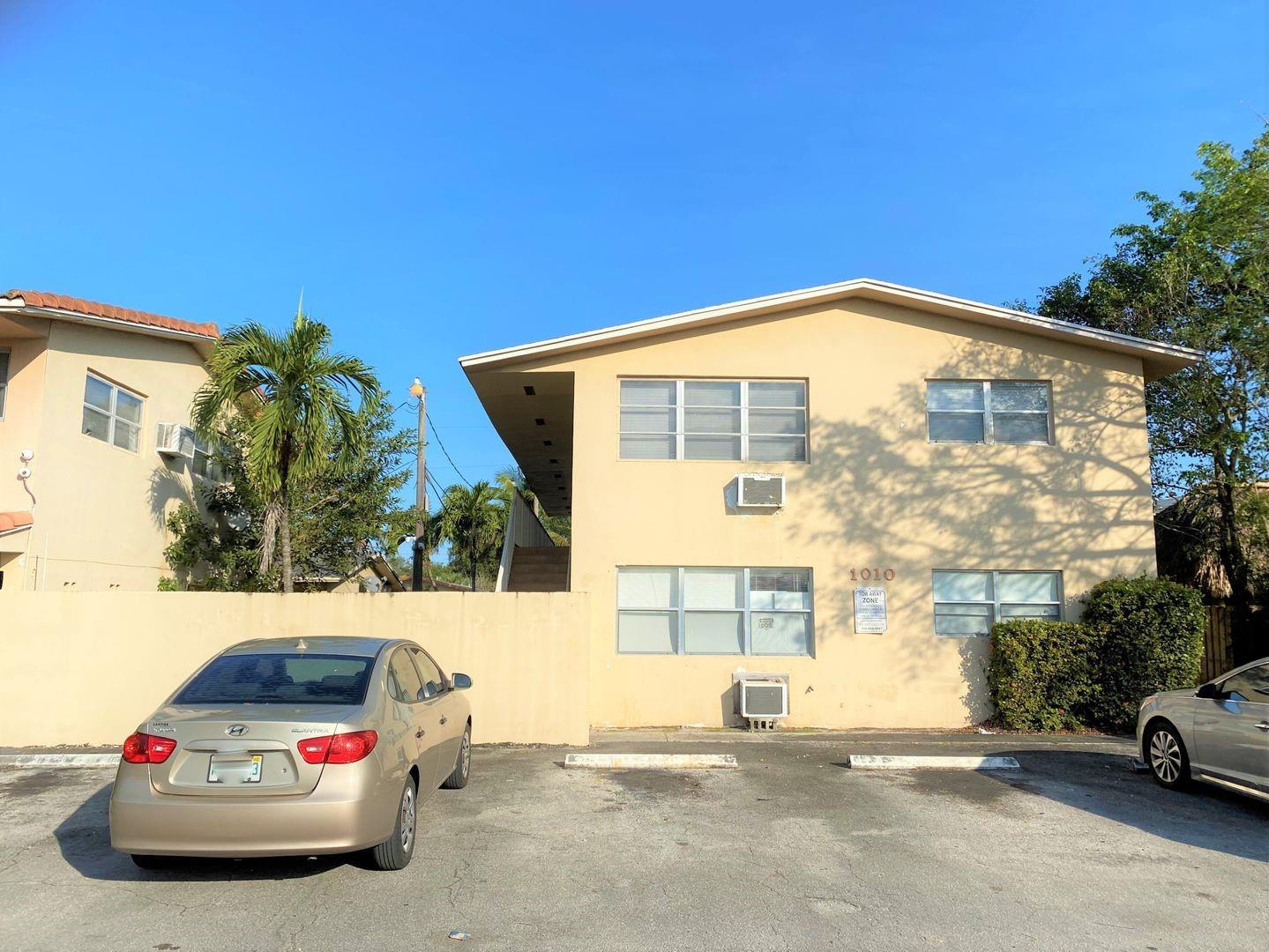 Welcome to this lovely apartment located in Fort Lauderdale, FL 33312.
This cozy and inviting apartment is perfect for those who want to experience the relaxed coastal lifestyle of one of South Florida's most charming cities. The kitchen is fully equipped with a refrigerator and stove.