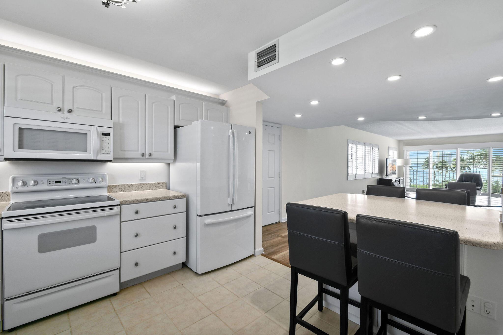 LAKE HARBOUR TOWERS CONDO - Residential