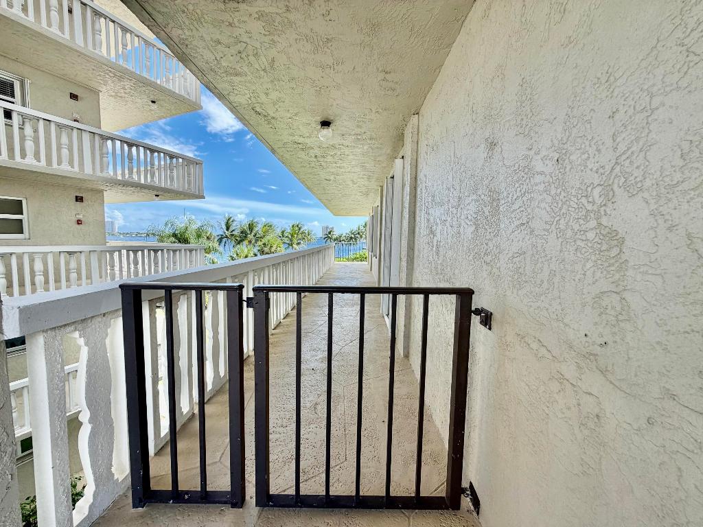 LAKE HARBOUR TOWERS CONDO - Residential