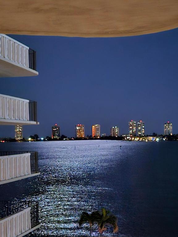 LAKE HARBOUR TOWERS CONDO - Residential