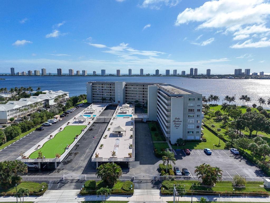 LAKE HARBOUR TOWERS CONDO - Residential