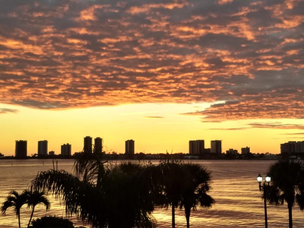 LAKE HARBOUR TOWERS CONDO - Residential