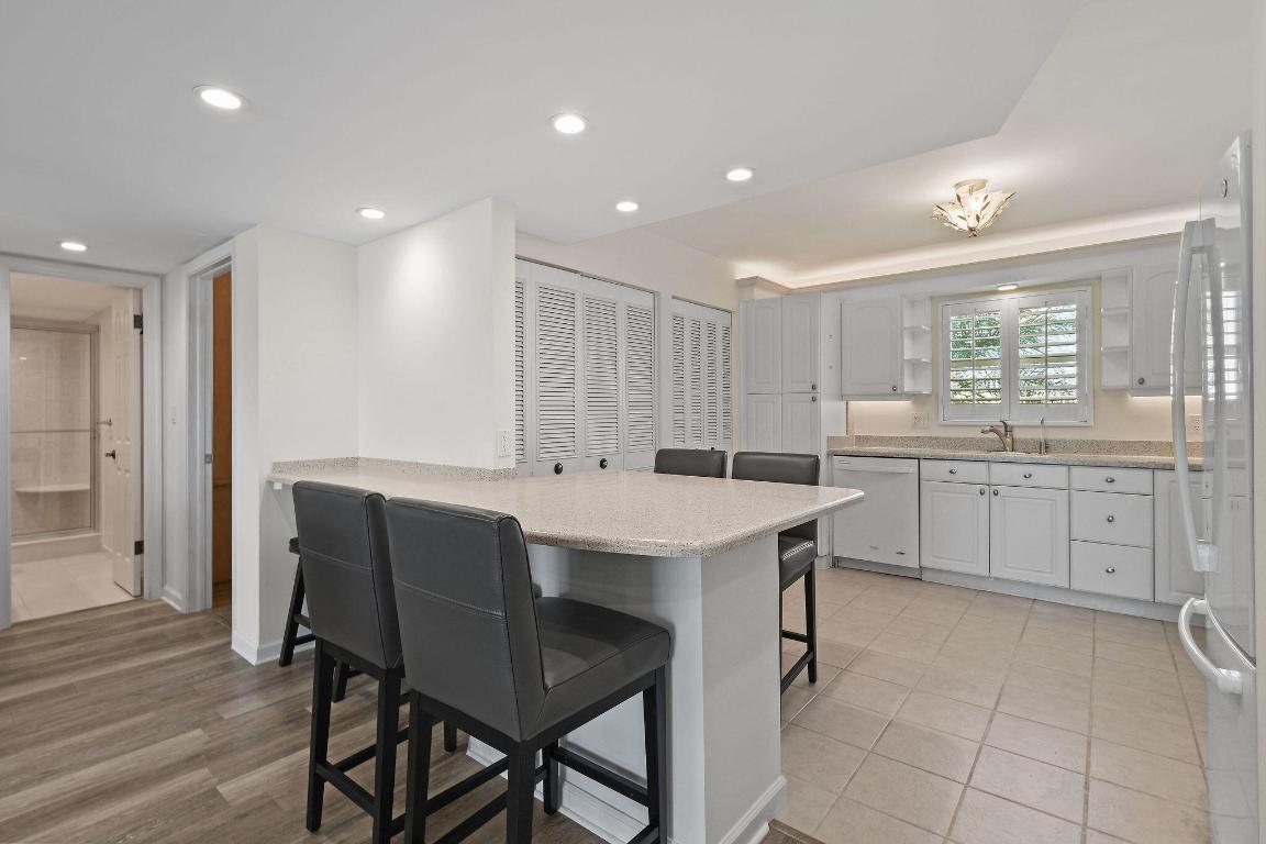 LAKE HARBOUR TOWERS CONDO - Residential