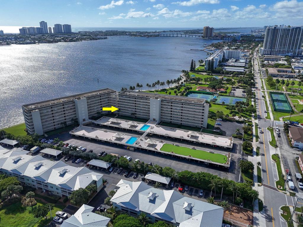 LAKE HARBOUR TOWERS CONDO - Residential