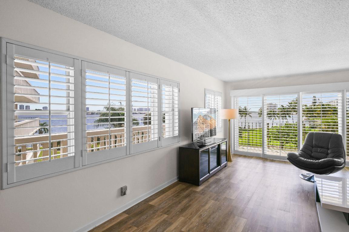 LAKE HARBOUR TOWERS CONDO - Residential