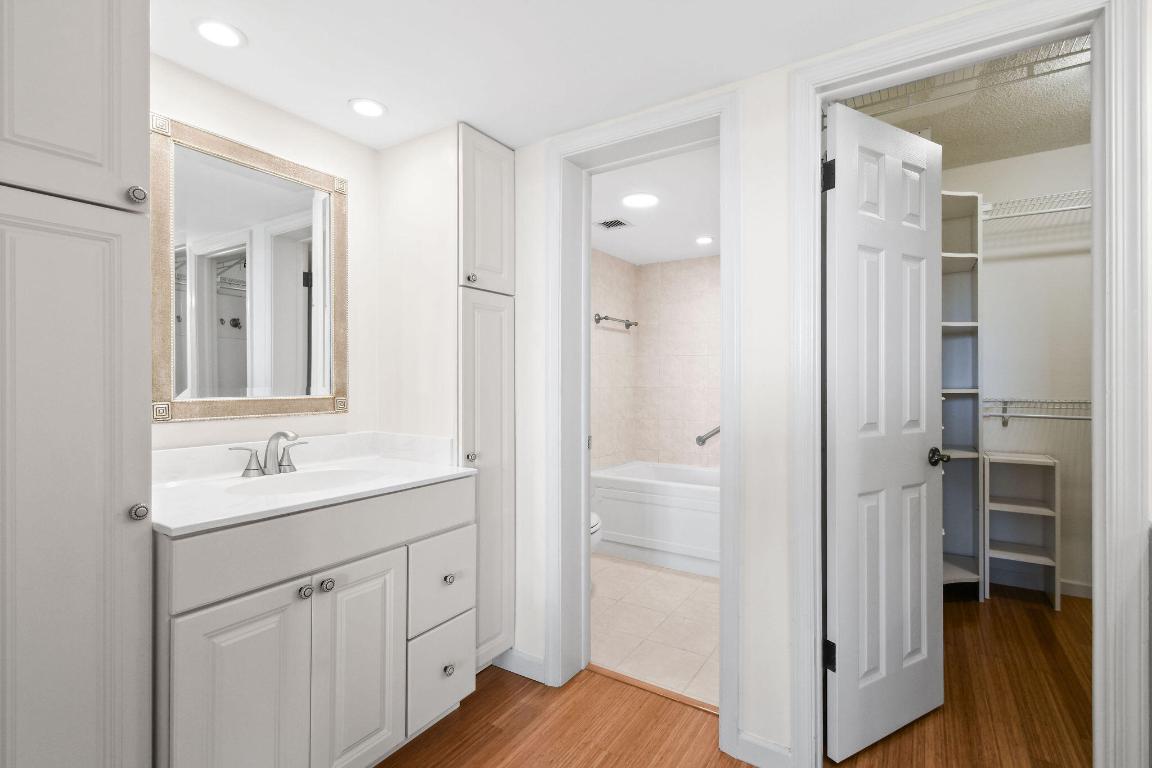 LAKE HARBOUR TOWERS CONDO - Residential