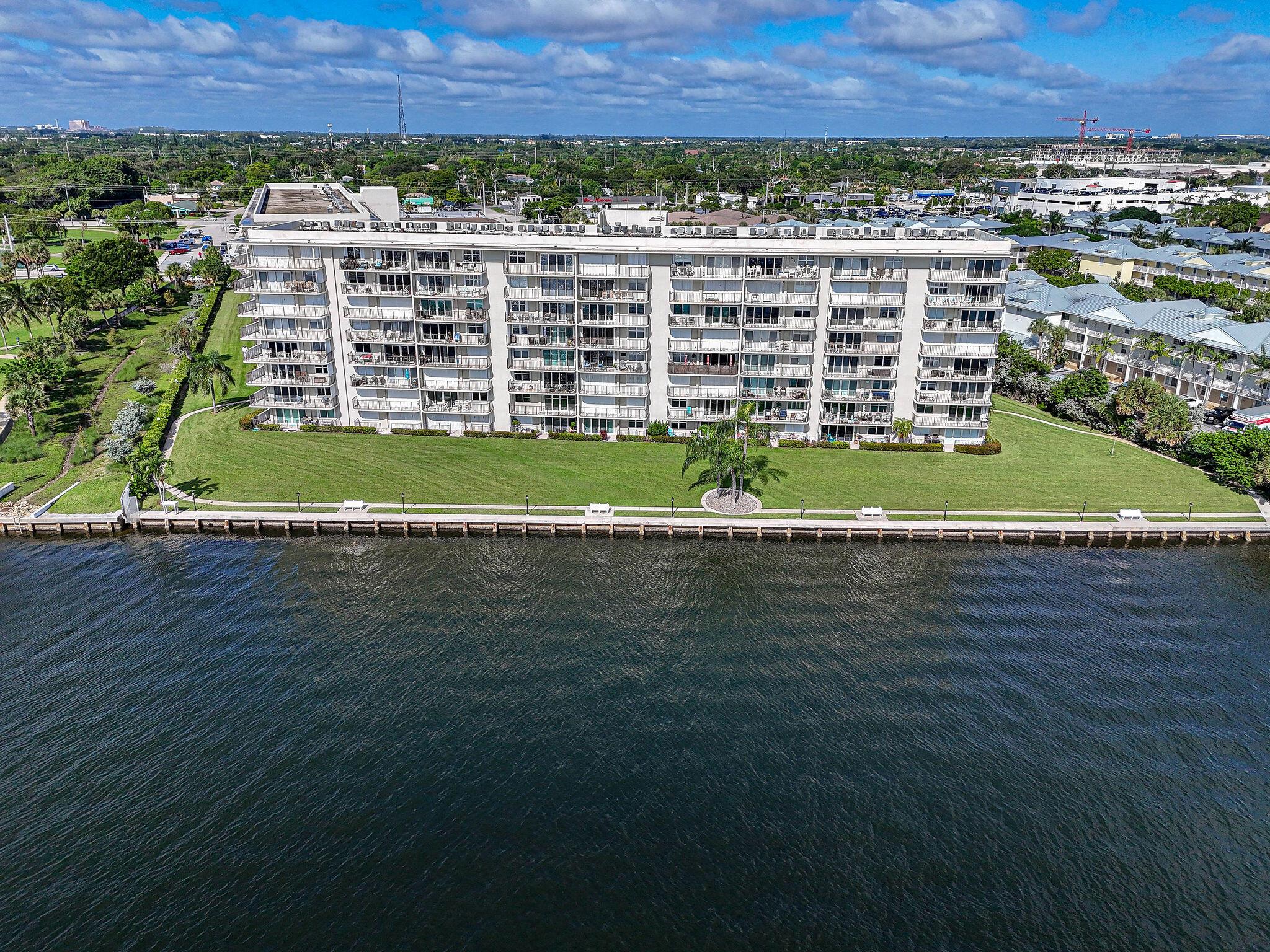 LAKE HARBOUR TOWERS CONDO - Residential