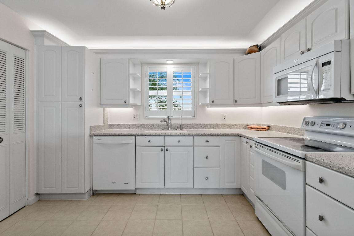 LAKE HARBOUR TOWERS CONDO - Residential