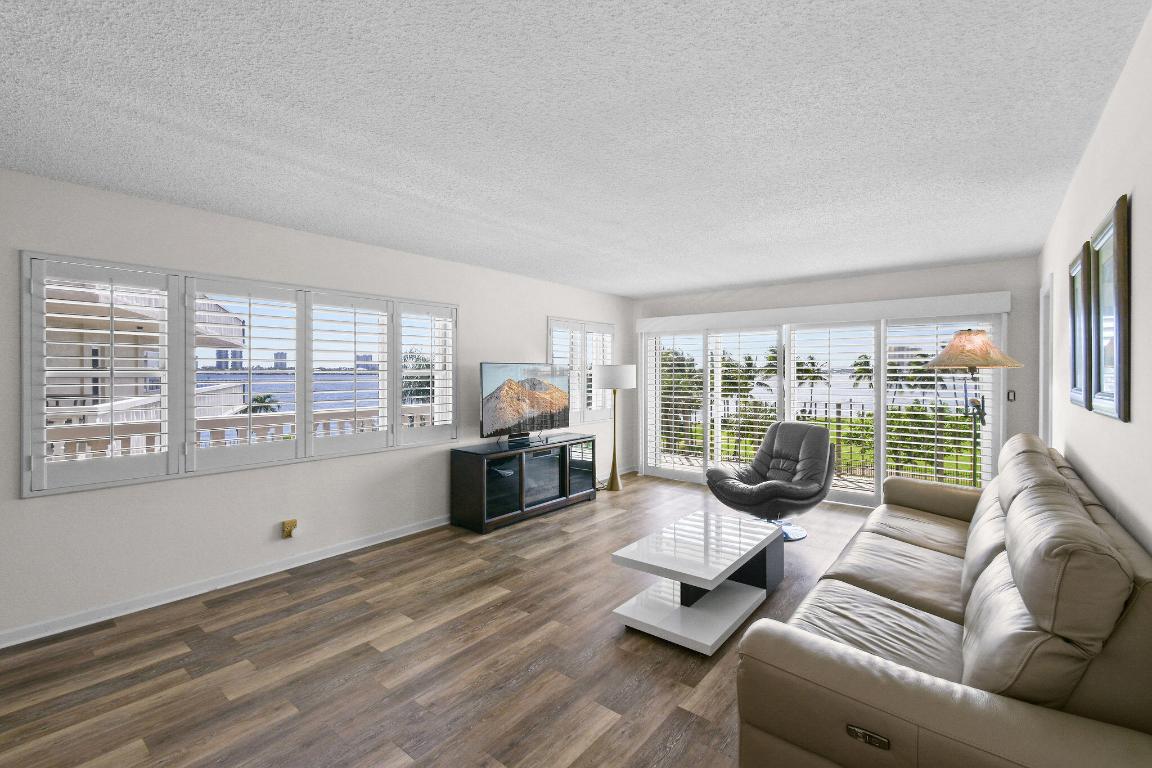 LAKE HARBOUR TOWERS CONDO - Residential