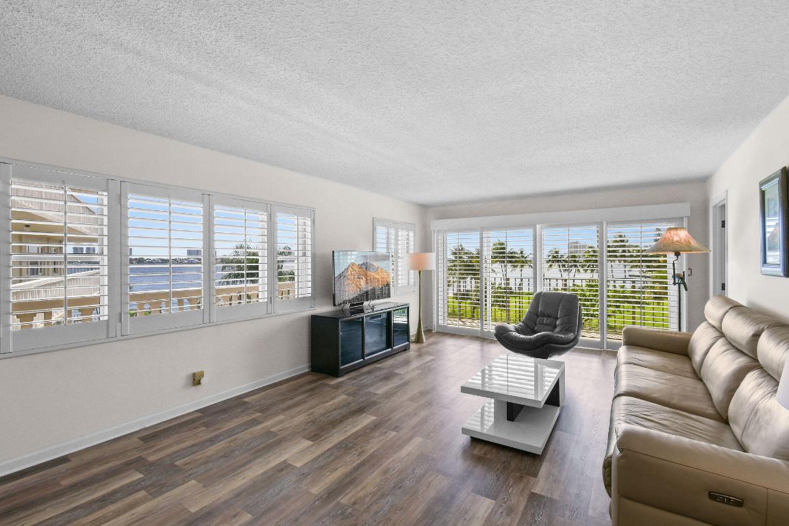 LAKE HARBOUR TOWERS CONDO - Residential