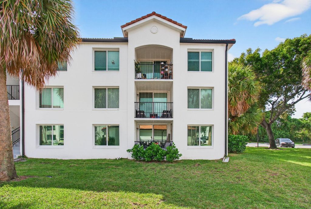 Photo of 1024 Villa Circle #1024, Boynton Beach, FL 33435 (MLS # B26012843)