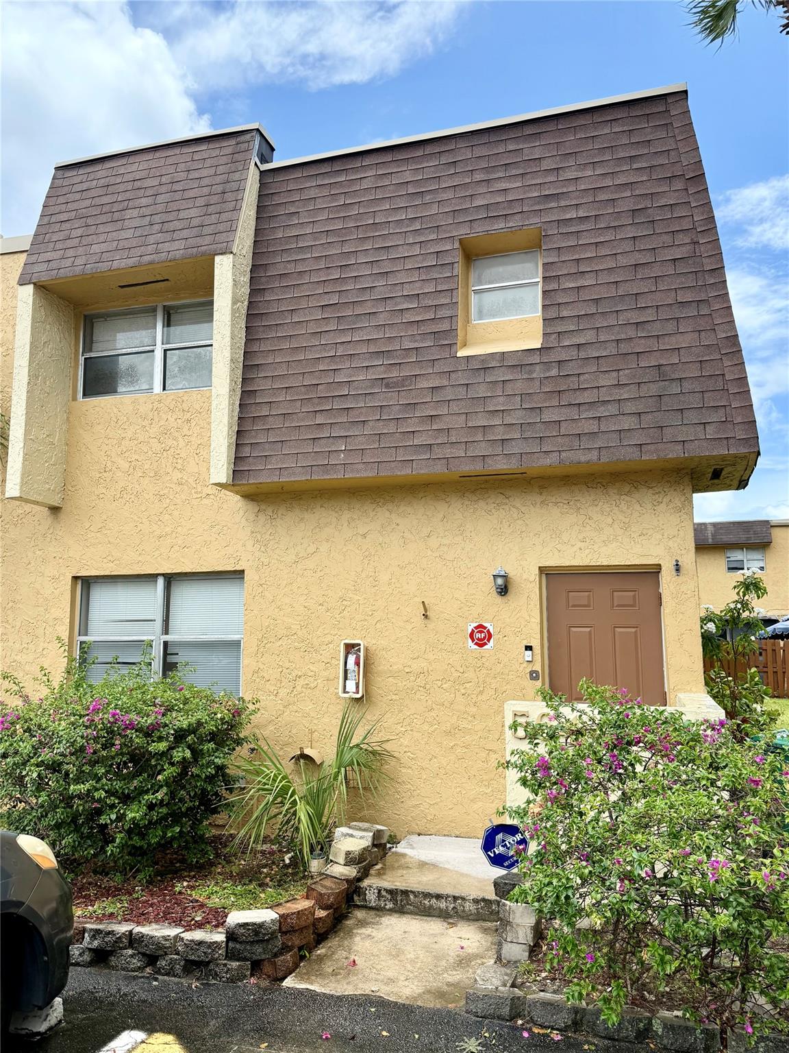 Spacious 3 bedroom 2 1/2 bath end-unit townhome with over 1,400 sq ft. of living space. Features full-size washer/dryer, private patio with storage, and 2 assigned parking spaces. Very clean Long-term tenant paying $3,000/month until 1/31/2026( should would like to stay). Community amenities include pool, gym, and basketball court. HOA covers water, roof, exterior, and parking lot. 600 min credit score required for buyers. Fast association approval.