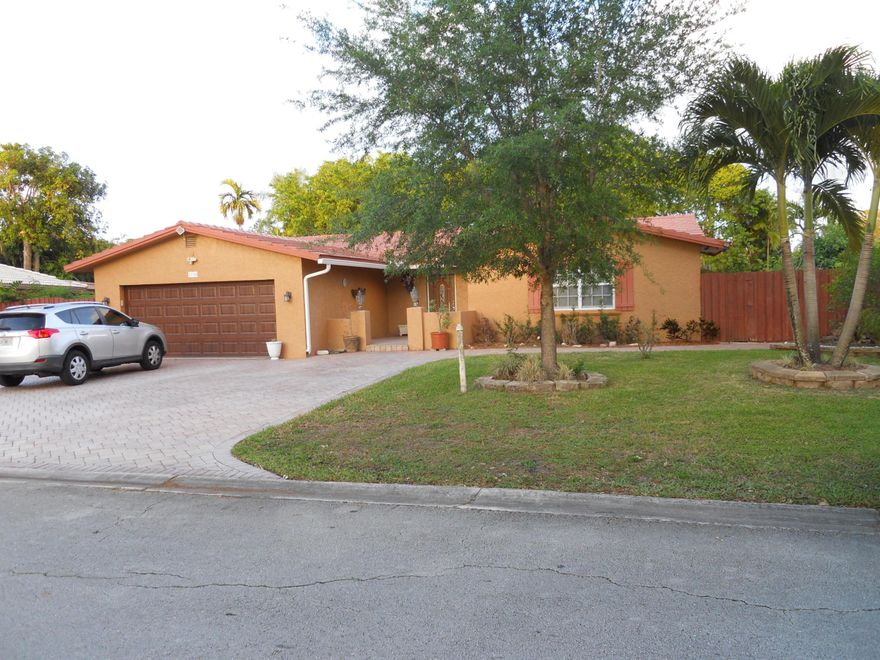 Nice size home in Forest Hills, with updated kitchen and baths, LED lighting, paver driveway, entrance and backyard. This is home has a 4-bedroom, 2-bath, plus an office and a large pool! Very open island kitchen concept, light and bright throughout!