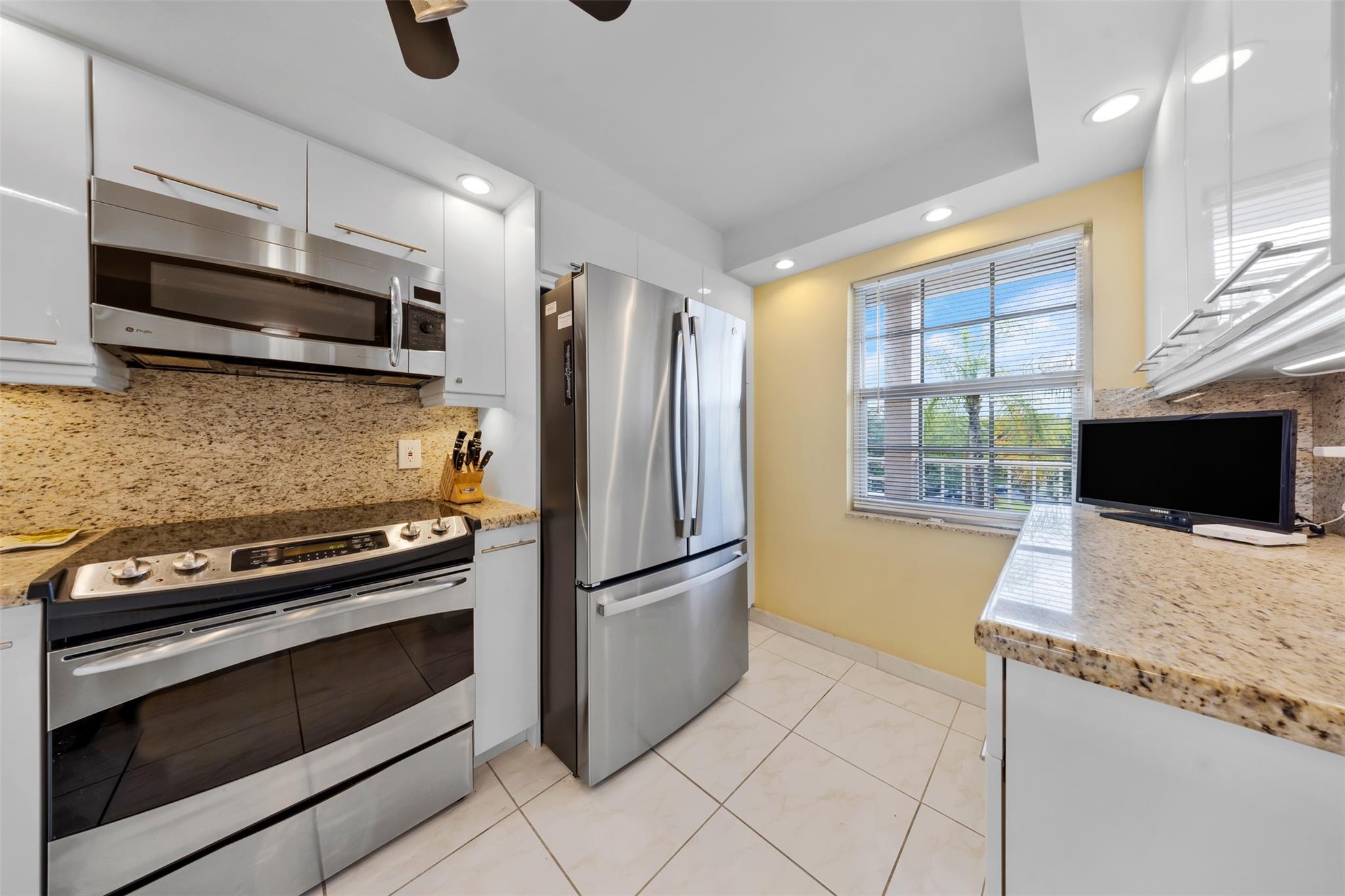 3900 Oaks Clubhouse Dr 405