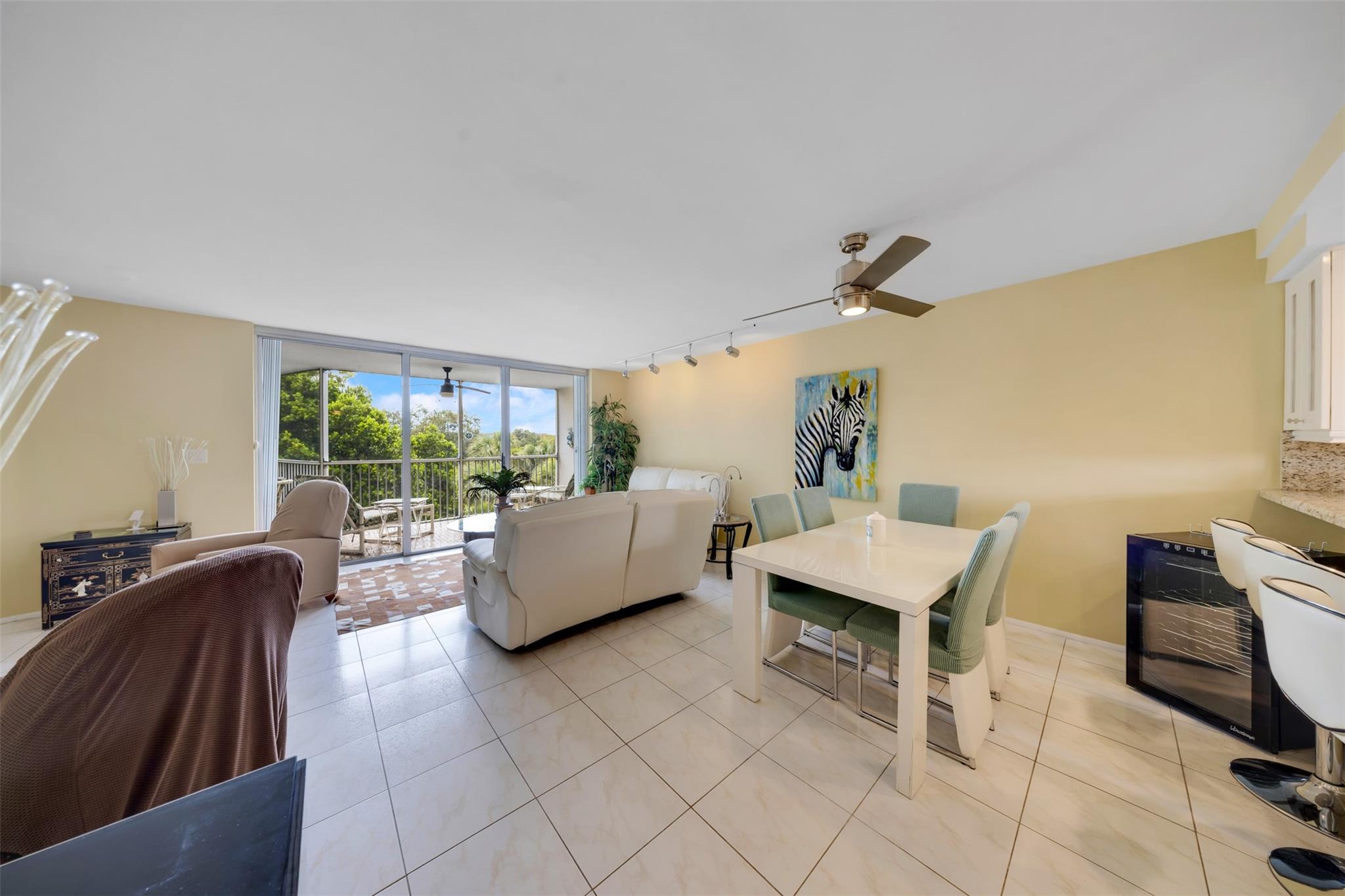 3900 Oaks Clubhouse Dr 405