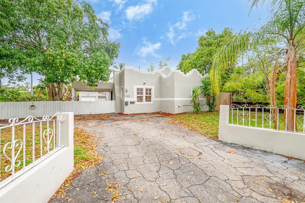 Photo of 621 Forest Hill Boulevard, West Palm Beach, FL 33405 (MLS # R10709703)