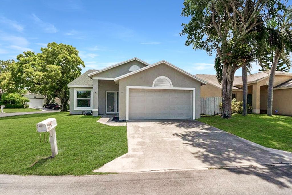 Photo of 48 Bentwater Circle, Boynton Beach, FL 33426 (MLS # R11125529)
