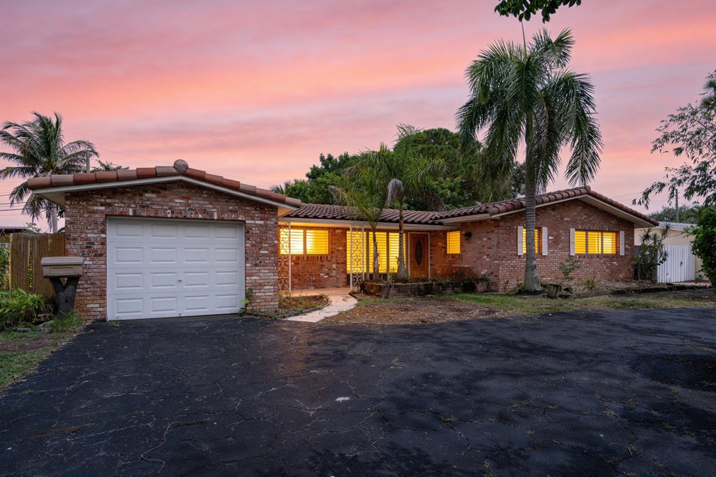 Photo of 916 SE 12TH Avenue, Deerfield Beach, FL 33441 (MLS # B26073624)