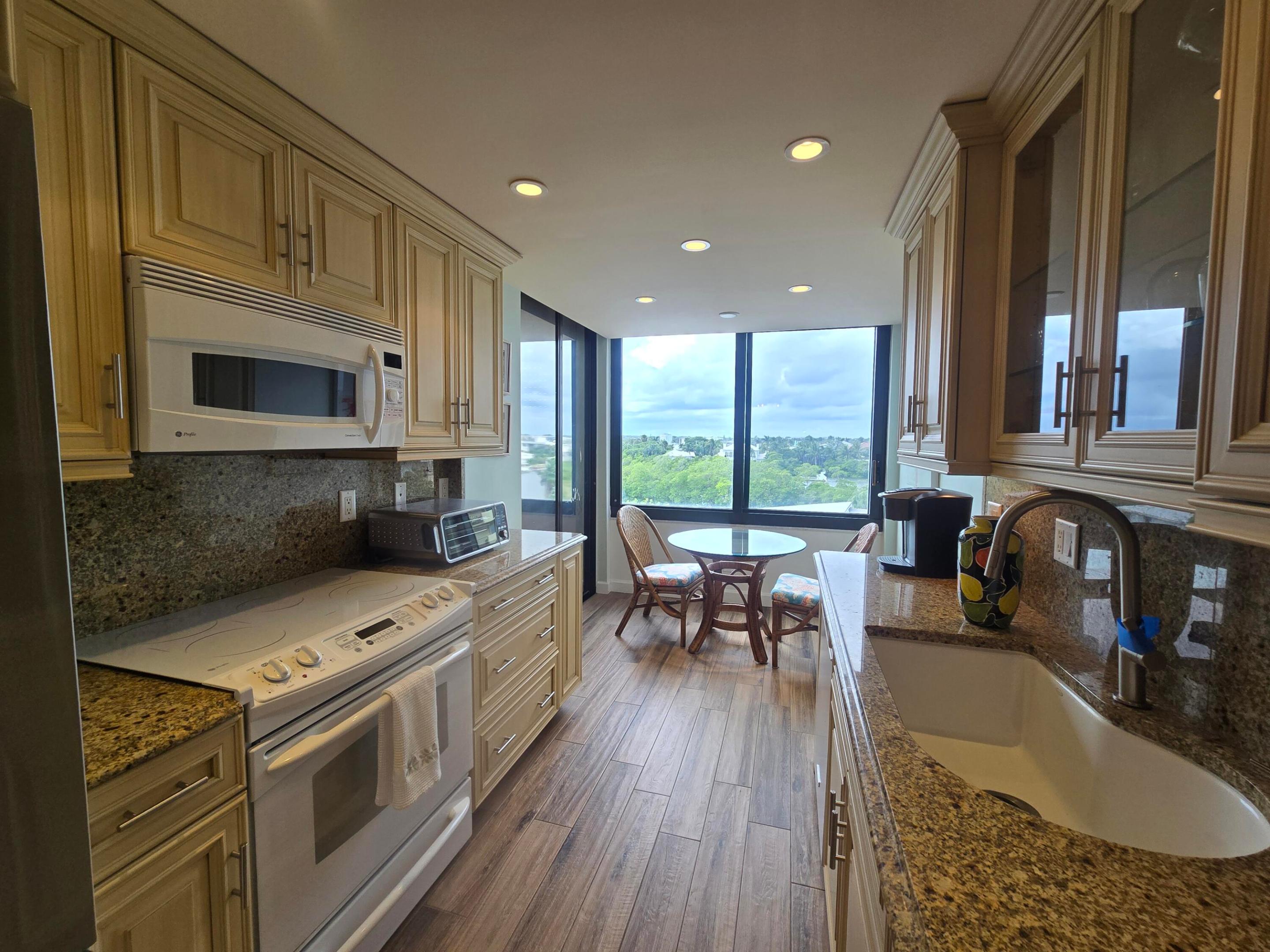MAYFAIR HOUSE CONDO - Residential