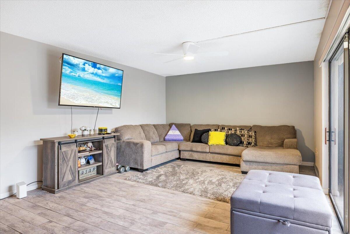 1170 6th Avenue 11, Vero Beach, FL, 32960/$179,000 3 1170 6th Avenue 11