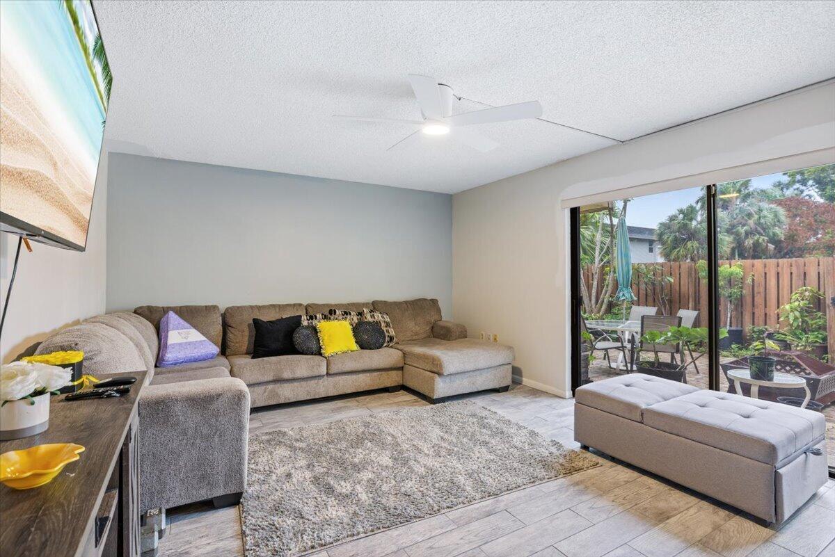 1170 6th Avenue 11, Vero Beach, FL, 32960/$179,000 2 1170 6th Avenue 11