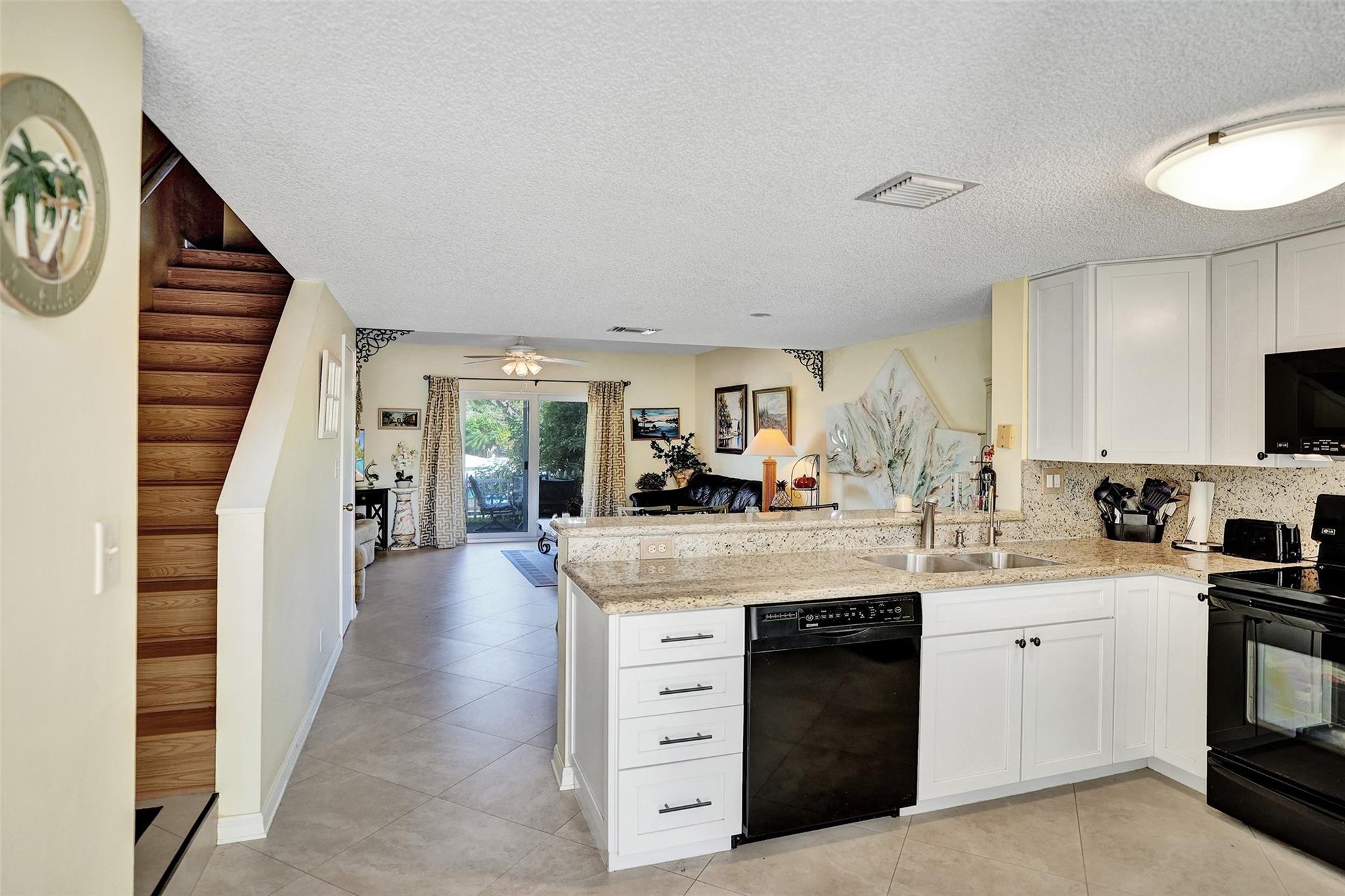 2563 NE 15th St 2563