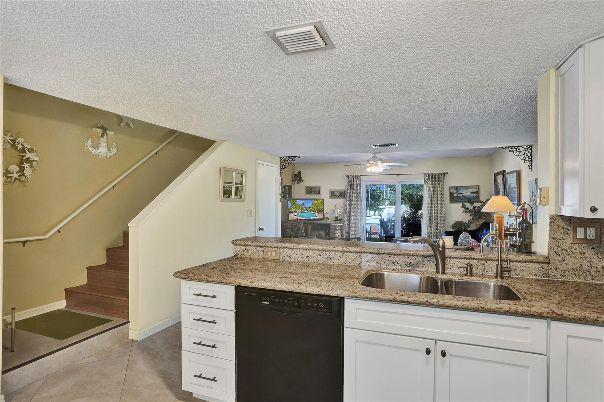 2563 NE 15th St 2563