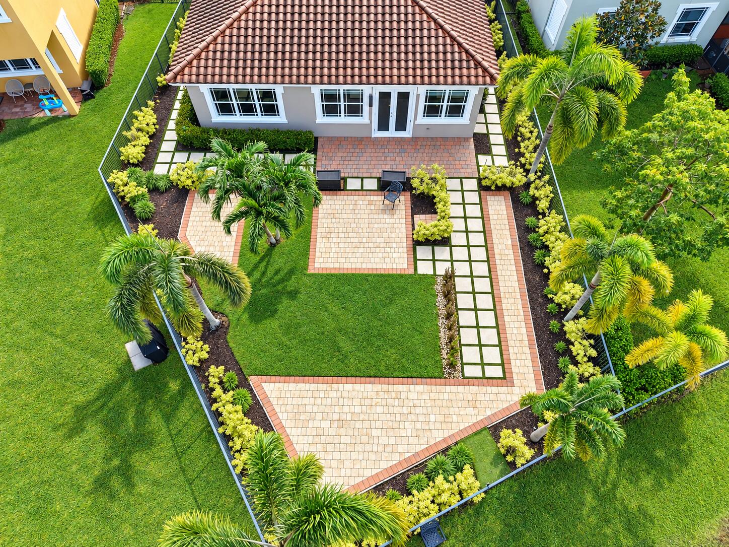 8561 LAKESIDE Bend