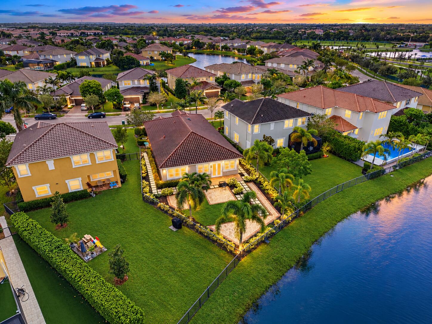 8561 LAKESIDE Bend