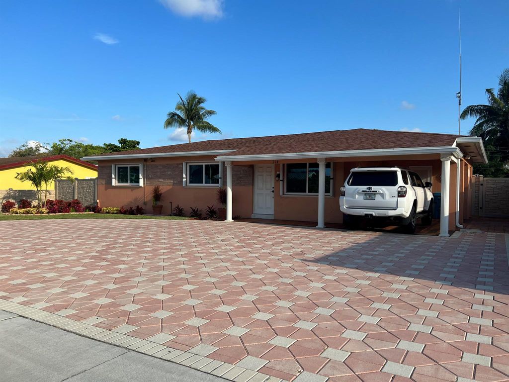 Photo of 214 SW 3rd Avenue, Boynton Beach, FL 33435 (MLS # R11007195)