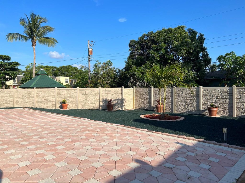 Photo of 214 SW 3rd Avenue, Boynton Beach, FL 33435 (MLS # R11007195)