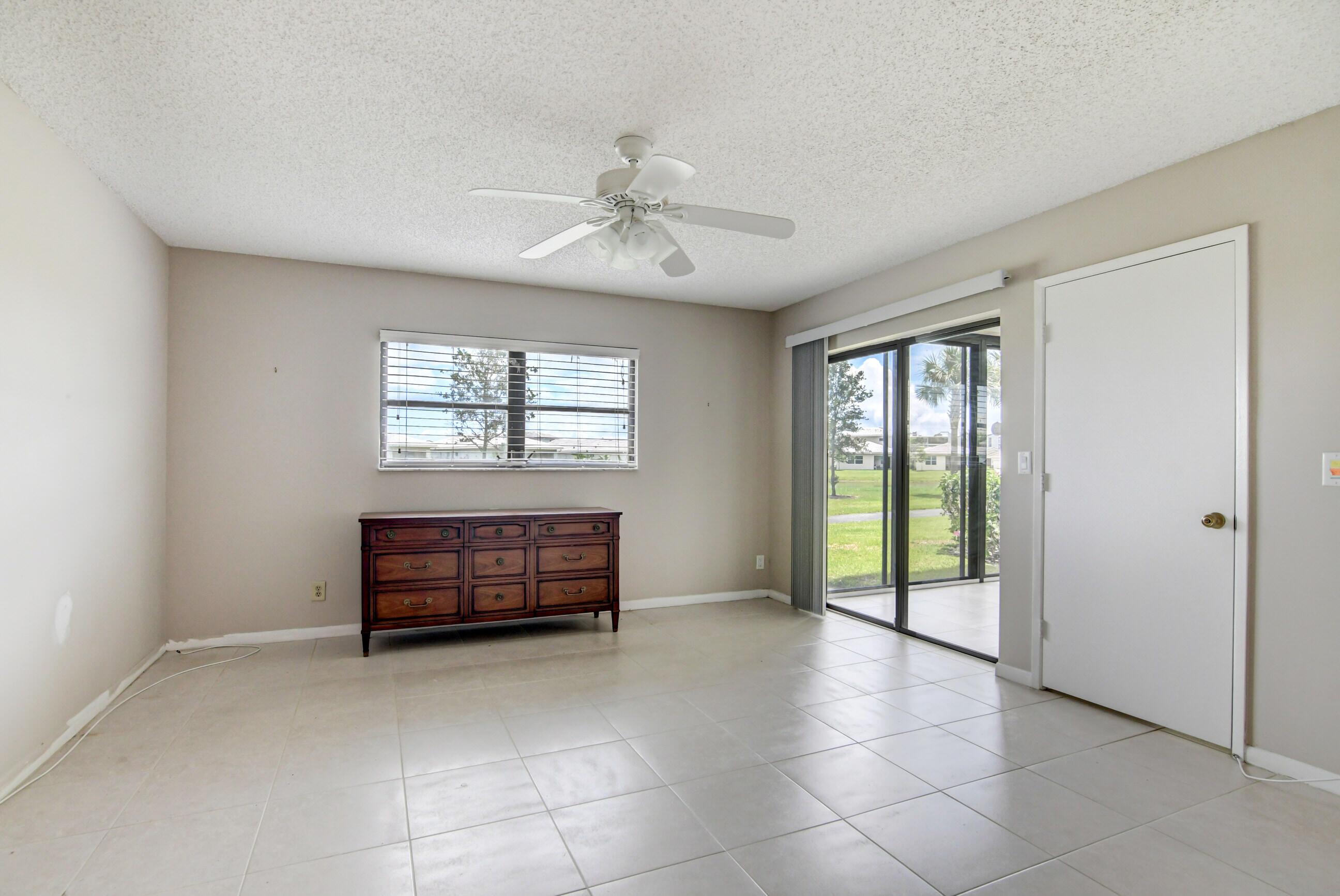 HUNTINGTON LAKES SEC FIVE CONDOS - Residential