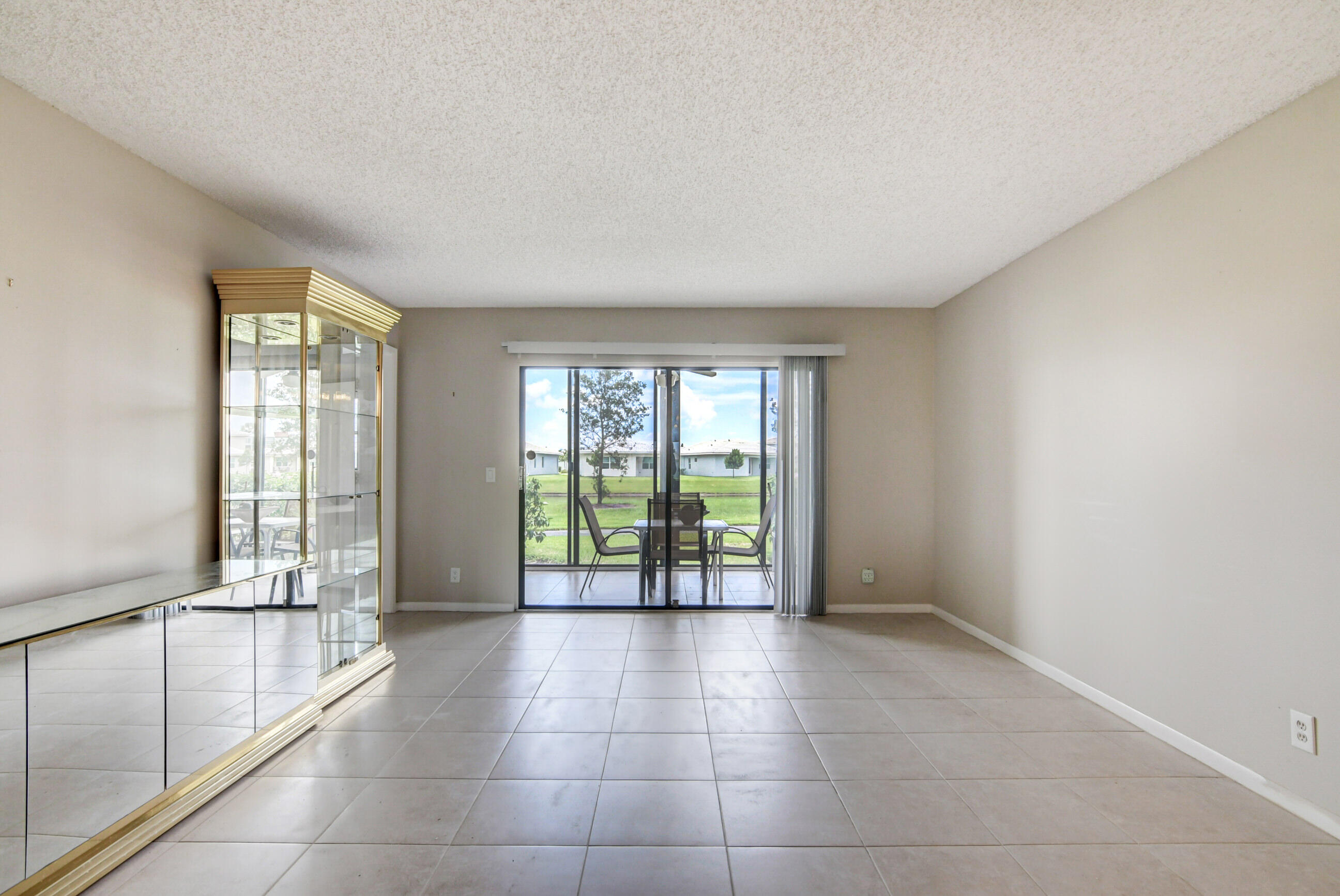 HUNTINGTON LAKES SEC FIVE CONDOS - Residential