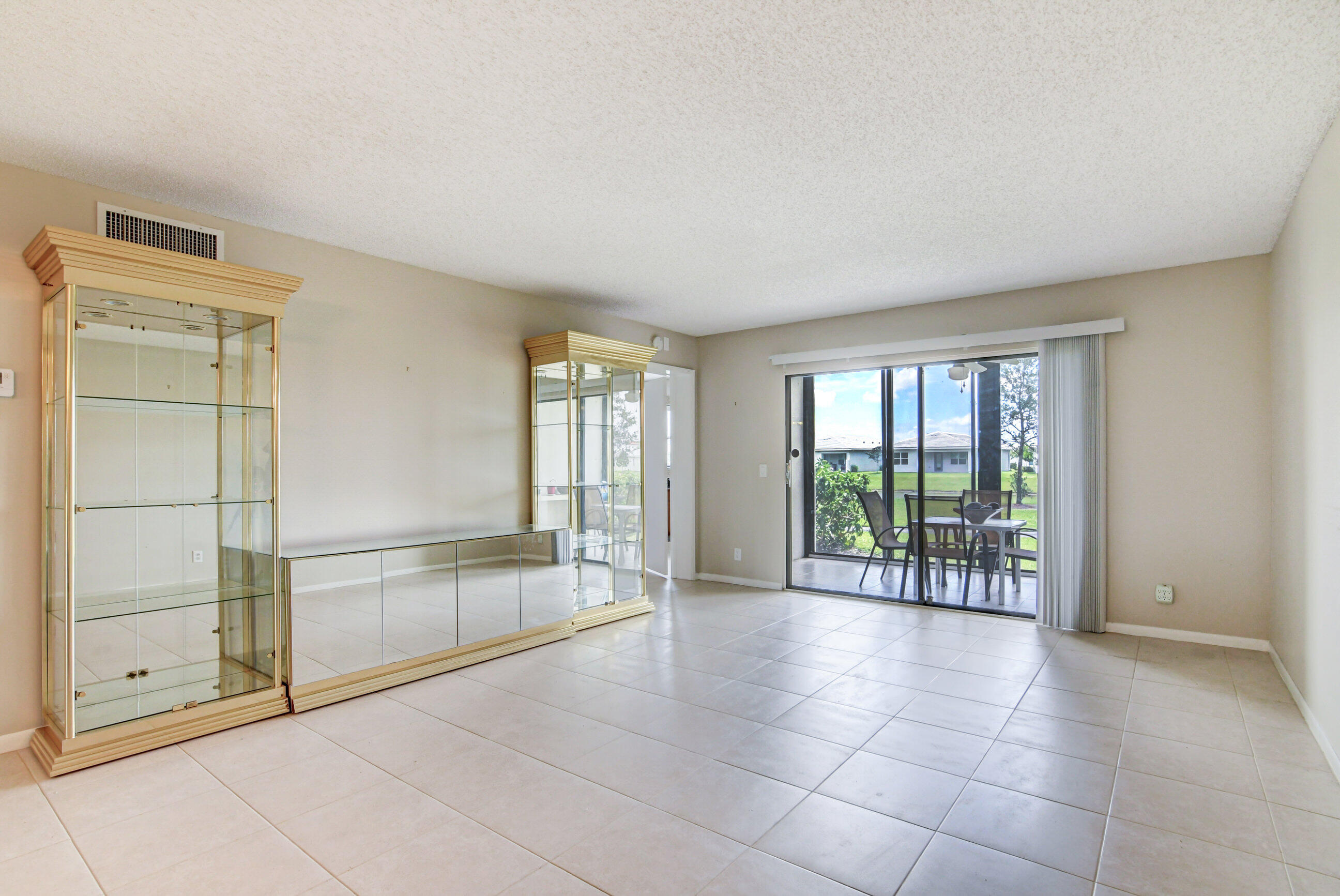 HUNTINGTON LAKES SEC FIVE CONDOS - Residential