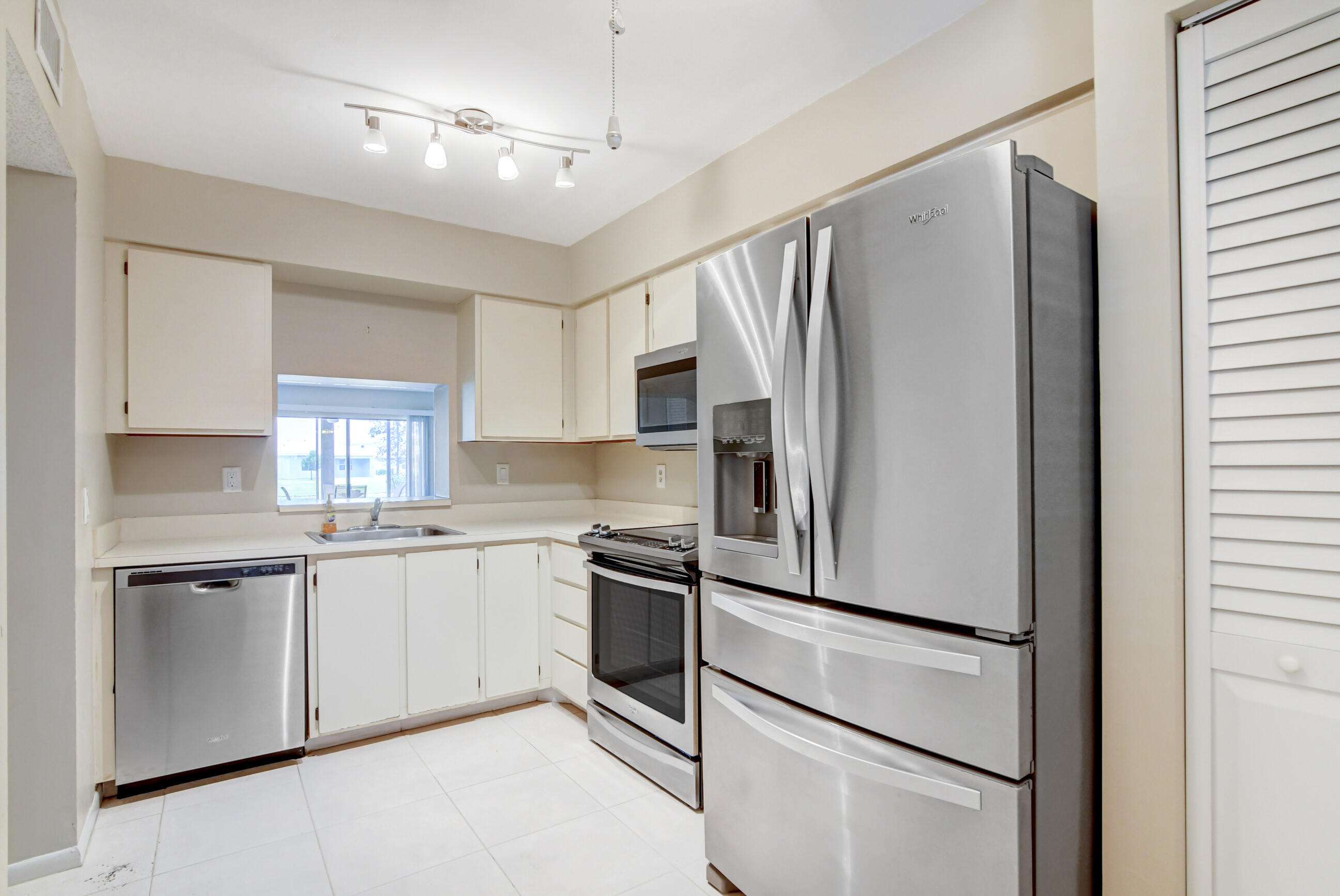 HUNTINGTON LAKES SEC FIVE CONDOS - Residential